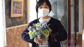 趣味で楽しむフラワーレッスン、アーティフィシャルフラワー上級コースを受講なさいました、とみ子さんの作品「薔薇の花束」をご紹介いたします。