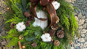 趣味で楽しむフラワーレッスン、上級コース「クリスマスリース」を制作なさいました、ちほさんの作品をご紹介いたします。