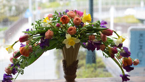 NFDフラワーデザイナー講師研究科コース、「弓形」レッスンを履修なさったさとこさんの作品をご紹介します。