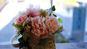 趣味で楽しむフラワーレッスン　アーティフィシャルフラワーコース、あきこさんの作品「バスケットアレンジ」