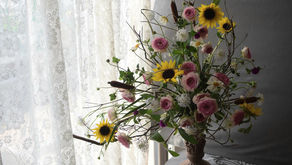 NFDフラワーデザイナー講師研究科コース、テーマ「不等辺三角形」さとこさんの作品