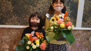 MASAKOフラワーデザインキッズレッスで「ハロウィンアレンジ」をチャレンジなさいました、きさらちゃんとひなみちゃんの作品をご紹介いたします。