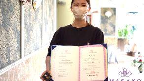 2月27日（日）にNFD資格検定3級「並行−装飾的」「丸い花束」「モダン−装飾的ブーケ」の3テーマで受験をされ、見事に合格されたはるかさんをご紹介いたします。