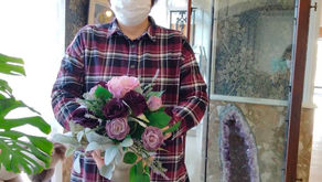 趣味で楽しむフラワーレッスン、アーティフィシャルフラワー上級コースを受講なさいました、かずみさんの作品、シャビーシックな「薔薇の花束」をご紹介いたします。