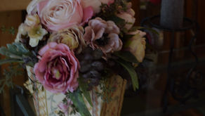 NFDフラワーデザイナー講師研究科コースでアーティフィシャルフラワー、「カルトナージュアレンジ」参加なさいました。のりこさんの作品をご紹介します。