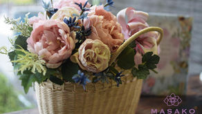 趣味で楽しむフラワーレッスン、アーティフィシャルフラワー上級コースを受講なさいました、あきこさんの作品「優美なシャクヤクのバスケットアレンジメント」をご紹介いたします。