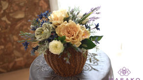 趣味で楽しむフラワーレッスン、アーティフィシャルフラワー上級コースを受講なさいました、あきこさんの作品「ボタンのバスケットアレンジ」をご紹介いたします。