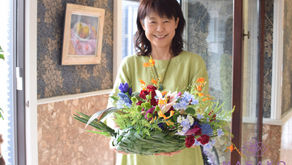 MASAKOフラワーデザインスクール、NFD公認校です。NFD講師研究科コースを受講なさいました、T.Kさんの作品「ワジュロの手編み籠アレンジ」をご紹介いたします。