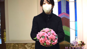 国家資格、フラワー装飾技能士3級検定コースに参加なさいました、あやかさんの作品「バスケットアレンジ」をご紹介いたします。