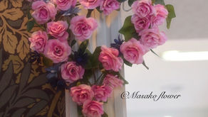 MASAKOフラワーデザイン趣味で楽しむフラワーレッスンアーティフィシャルフラワー上級コースを受講なさいました、あきこさんの作品「ハートの壁飾り」をご紹介いたします。