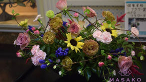 NFD講師研究科コースを受講なさいました、さとこさん、の作品「ホリゾンタル・アレンジ」をご紹介いたします。