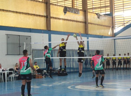 Entre resultados apertados e W.O, vôlei masculino dá saque inicial na Olimpíada Universitária