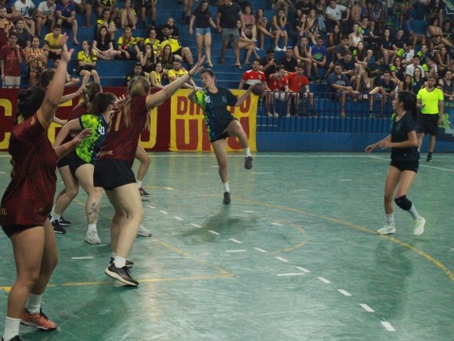 Duelo eletrizante e classificações de favoritas marcam as quartas de final do handebol feminino