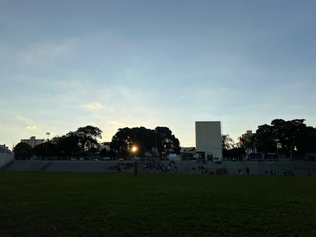 Busca por ritmo marca partidas do futebol de campo no Agita UFU 2024.2