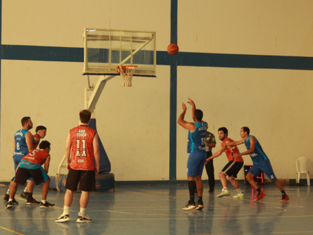 Com jogos eletrizantes, atléticas disputam as quartas de final do basquete masculino