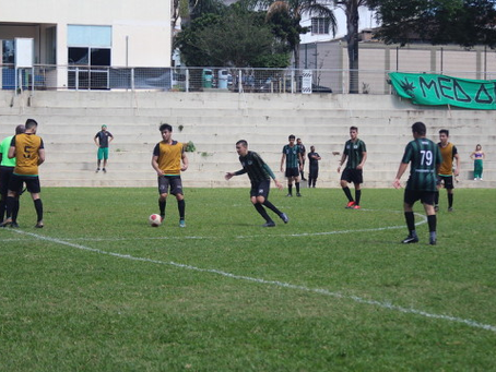 Defesas sólidas, gols no fim e muita emoção: Fisio e Educa se classificam e farão clássico na final