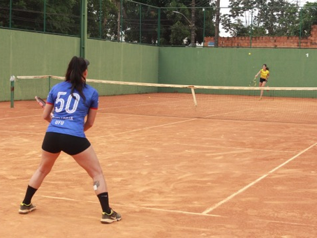 Tênis de campo desafia o calor e finais são definidas em jogos longos e disputados