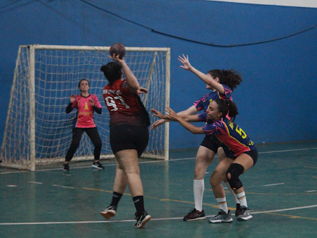 Handebol feminino da Olimpíada UFU conta com jogos acirrados e segunda chance na repescagem