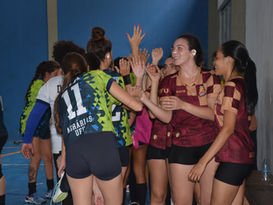 Arquibancadas do handebol feminino lotadas, bixetes garantindo vitórias e ânimos exaltados