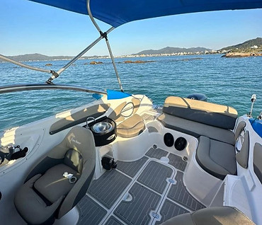 Lancha navegando en el mar de Canasvieiras, Florianópolis