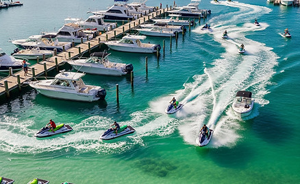 Lancha de Sol e Mar lanchas anclada cerca de una isla durante el itinerario del paseo