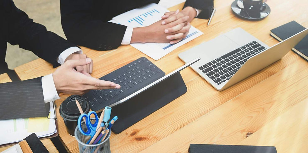 Các lãnh đạo doanh nghiệp thảo luận chiến lược AI với biểu đồ dữ liệu và công nghệ hiện đại trong môi trường văn phòng chuyên nghiệp