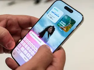 Đôi tay đang cầm iPhone hiển thị giao diện Apple Intelligence với các widget theo dõi giấc ngủ và tính năng AI, thể hiện khả năng AI xử lý trên thiết bị của Apple