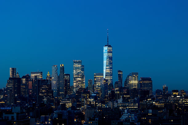 Lower Manhattan skyline at night.jpg