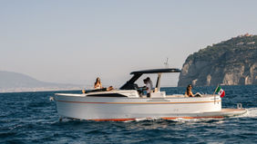 Apreamare 35 luxury boat in Capri with walk-around deck and spacious sunbathing areas