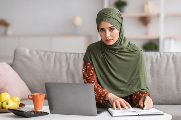 women working on the free consultation clear edge qatar offers for free to our clients - امرأة تعمل على استشارة مجانية لتنظيم المنازل بشكل احترافي في قطر وتقدم خدمات مجانية لعملائنا.