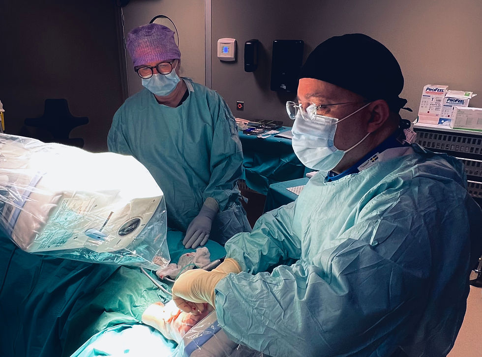 Dr. Ari Bertz opererer en Hallux Valgus med kikkhullsteknikk (MIS)