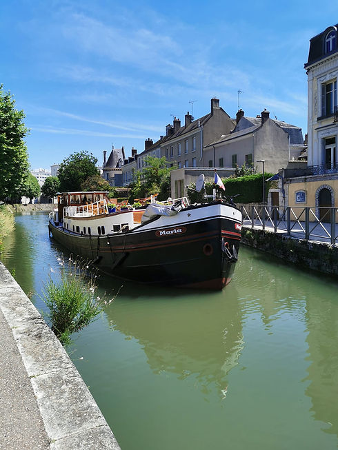 Canal et péniche au centre-ville de Montargis