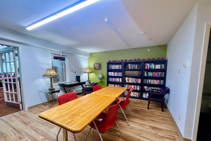 Homestead Lodge library with large table and red chairs
