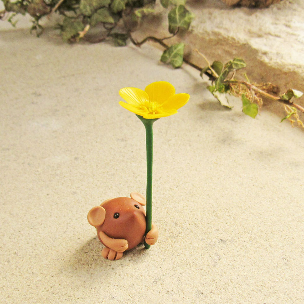 Thumbnail: Little mouse ornament with buttercup