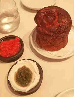 קובנה של השף ניר מסיקה לצד לאבנה עם סחוג ורסק עגבניות. מסעדת תמנע.