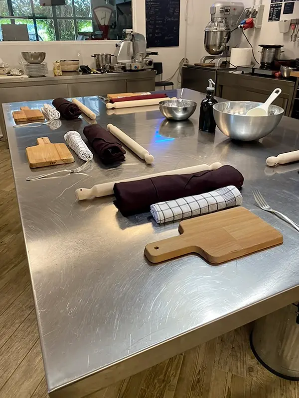 Tavolo in acciaio e tutto il necessario per cucinare