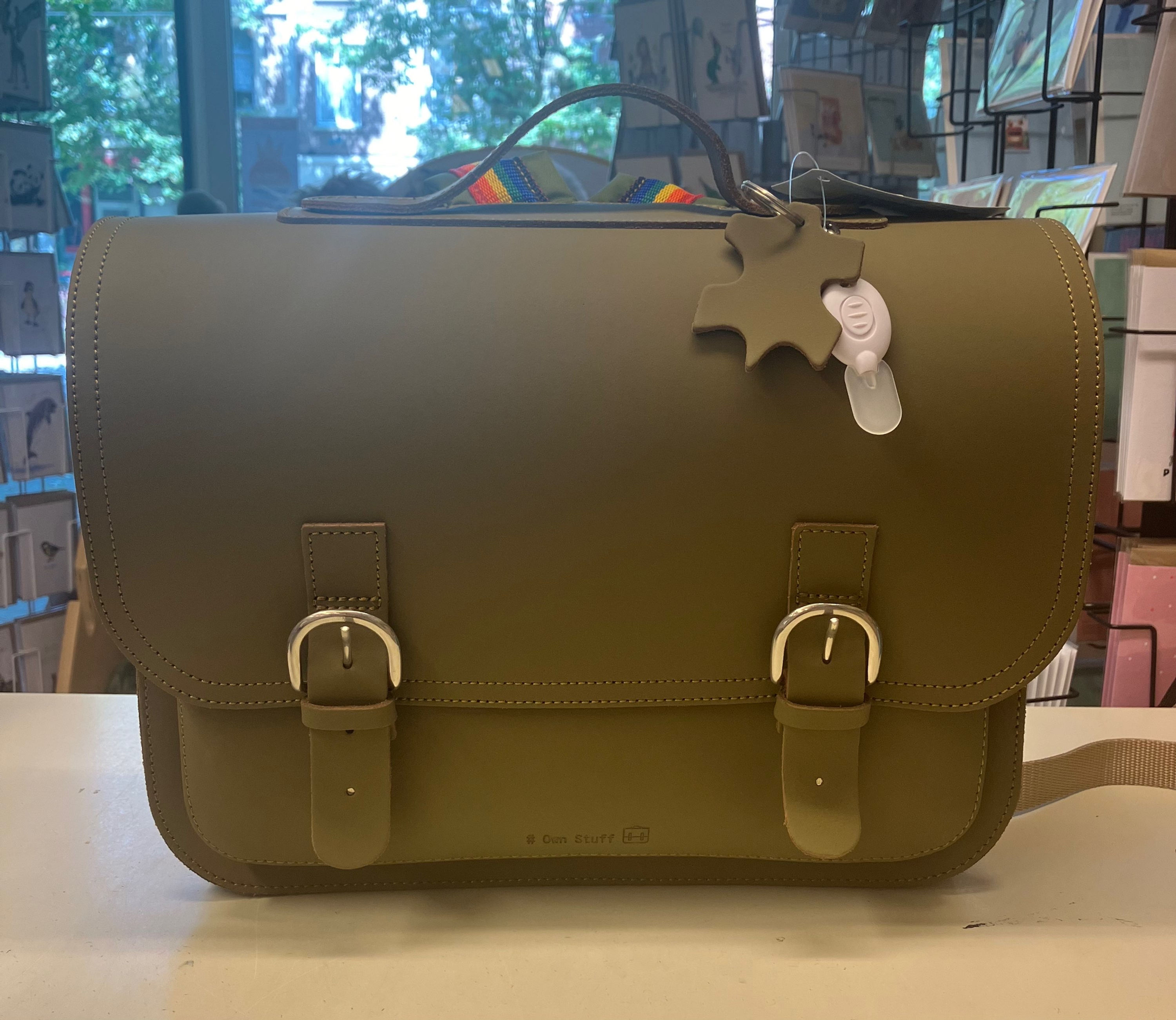 OWN STUFF - Lederen boekentas met regenboogbandjes