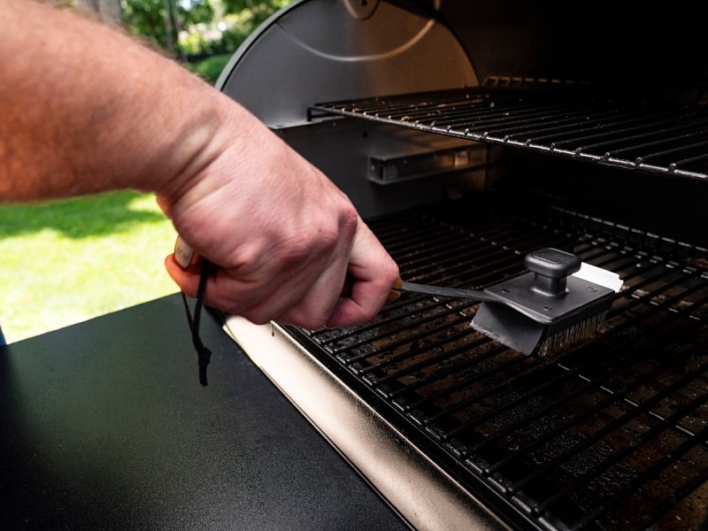 מברשת בטיחותית לניקוי רשתות של מעשנת בשר Traeger - תמונה ממוזערת 3