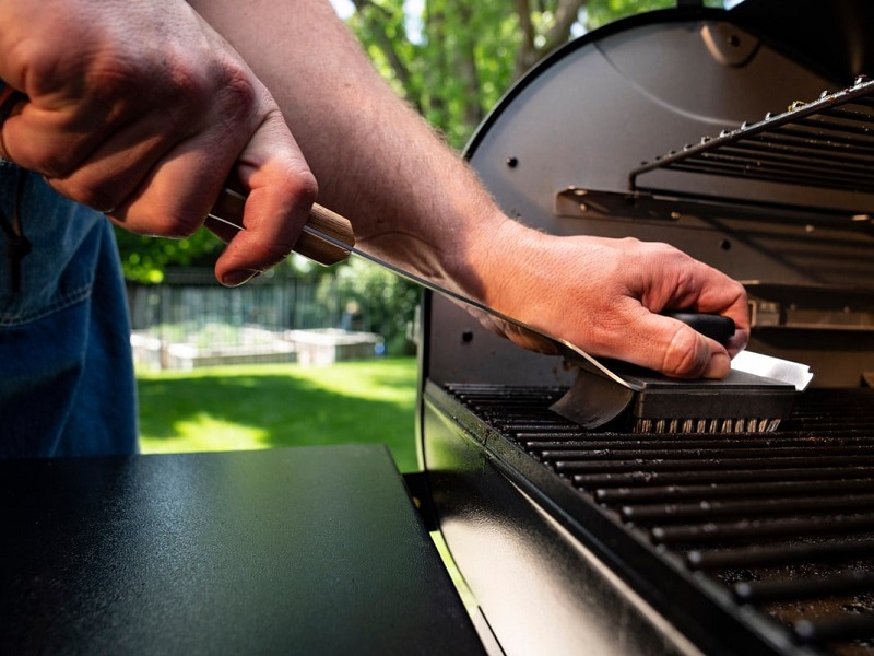 מברשת בטיחותית לניקוי רשתות של מעשנת בשר Traeger - תמונה ממוזערת 4