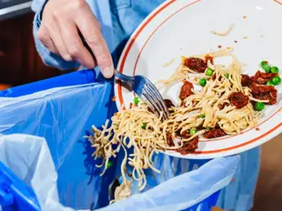 O desperdício de alimentos impulsiona a crise climática e revela desigualdades no acesso global à alimentação