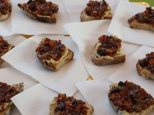 TORRADAS COM HÚMUS E CAPONATA 