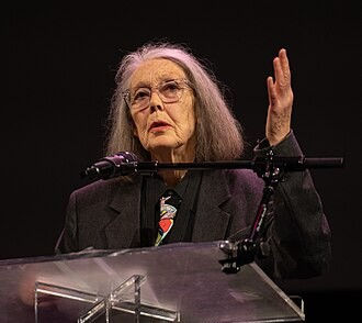 2024年全米図書賞でのアン・カーソン氏。Jay Dixit /WikiPortraits, Anne Carson, poet, at the 2024 National Book Awards finalist reading 2 (cropped), CC BY-SA 4.0.