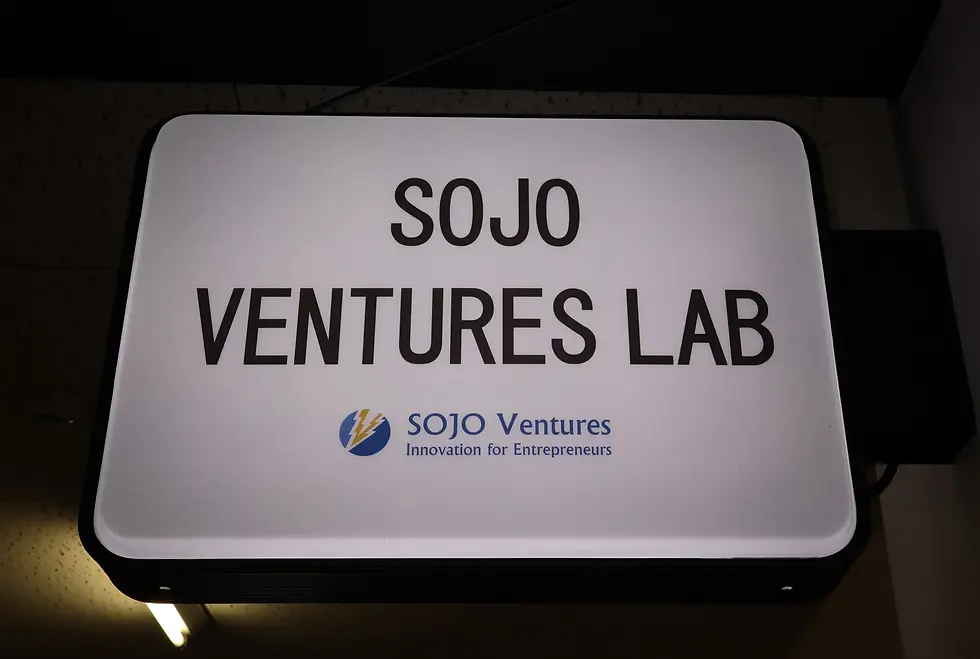 大学内研究棟の２階に起業部があります