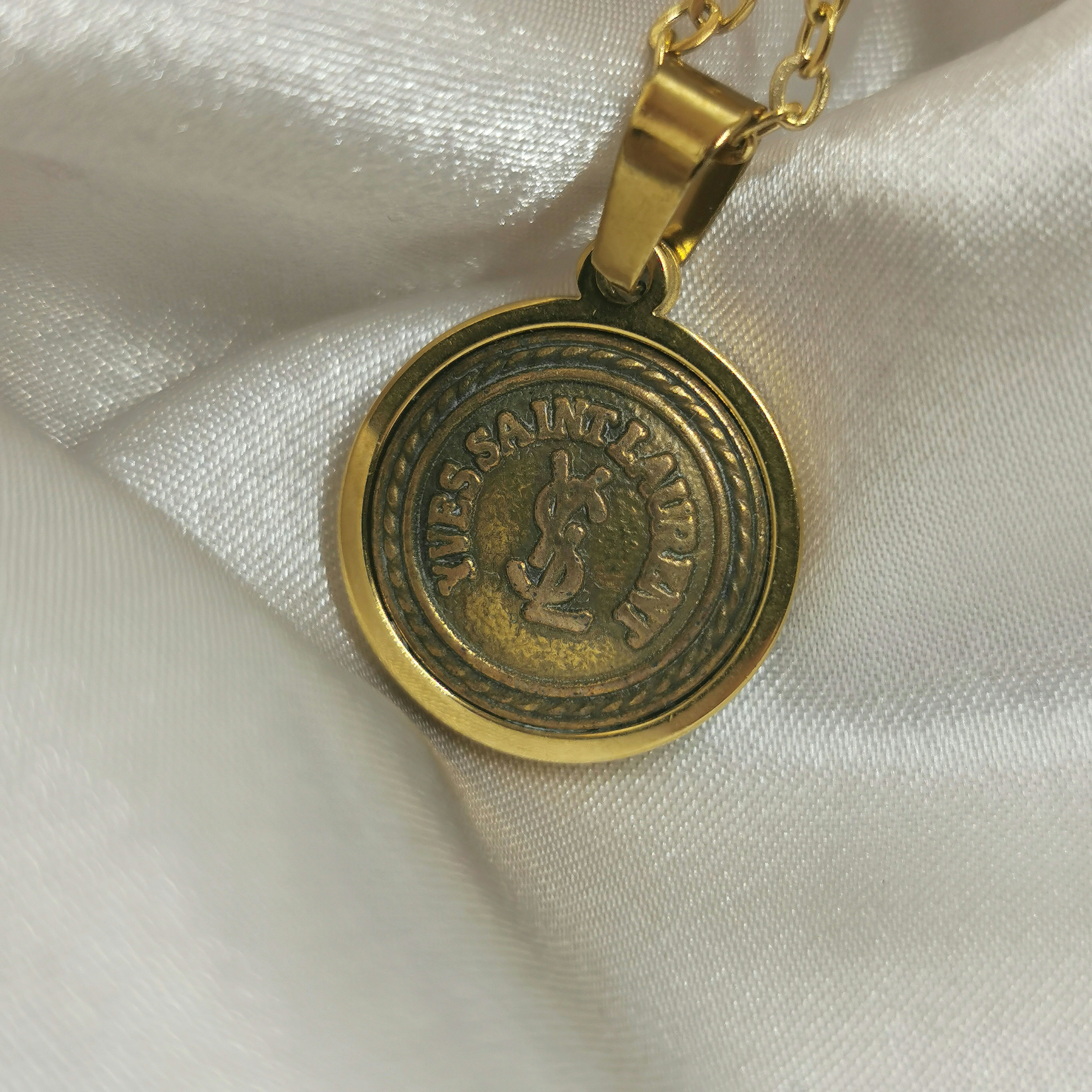 Collier bouton upcyclé, chaîne en acier inoxydable