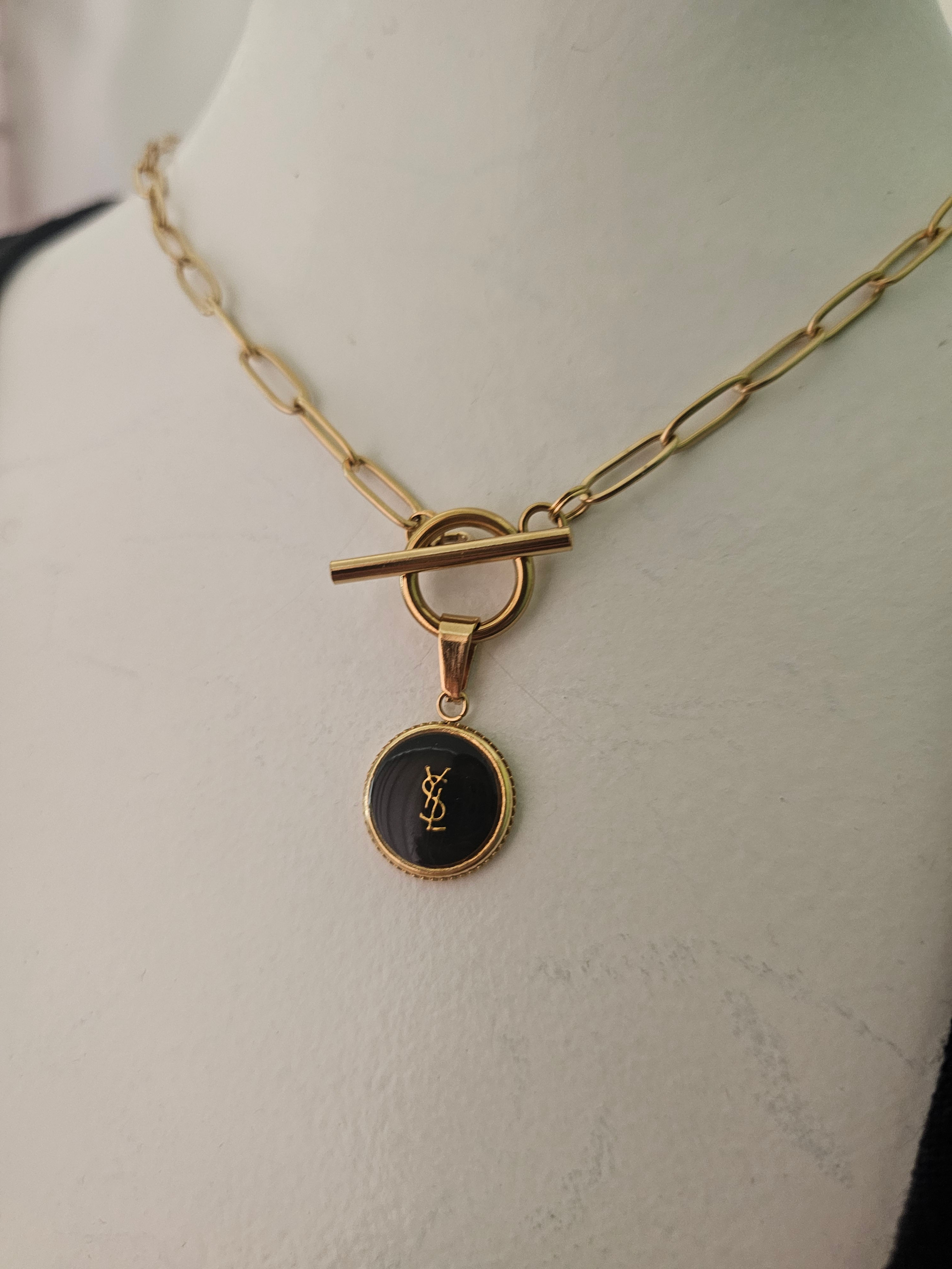 Collier bouton noir upcyclé, chaîne en acier inoxydable