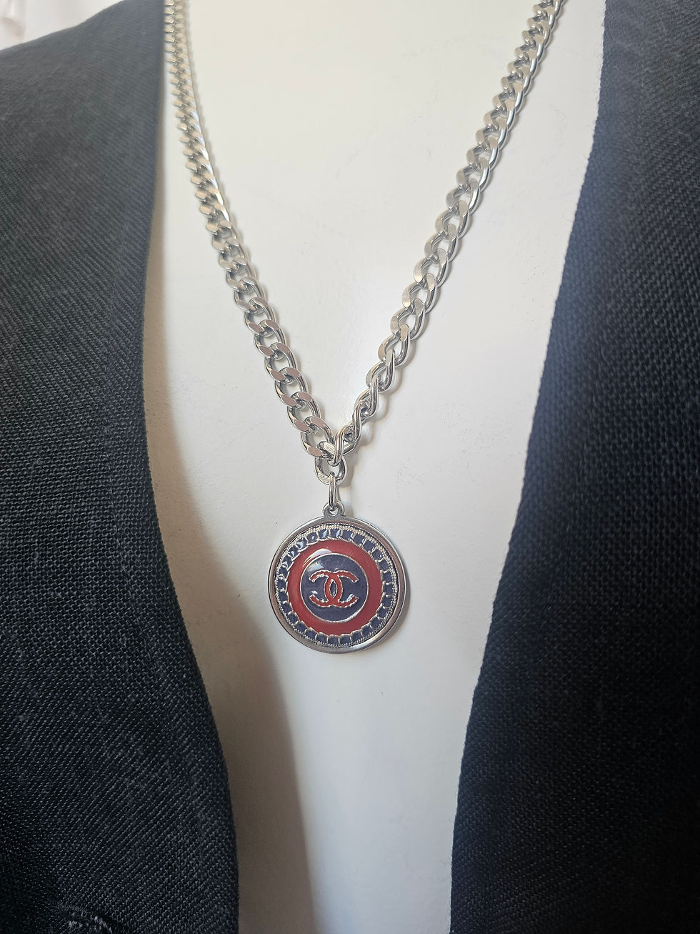 Thumbnail: Collier bouton upcyclé, chaîne en acier inoxydable