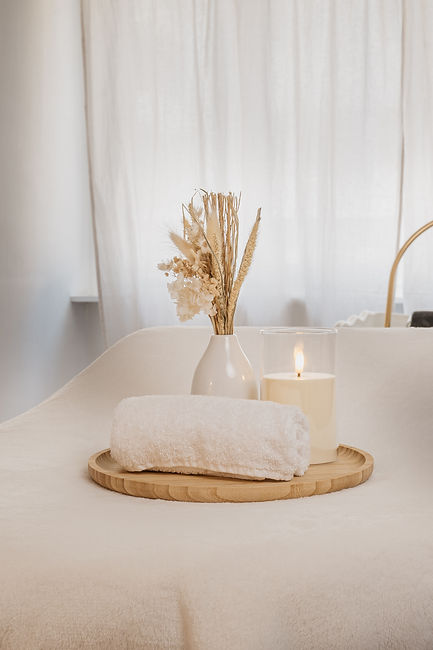 Femme détendue recevant un soin du visage dans un spa à Montreux chez Luna Aesthetic