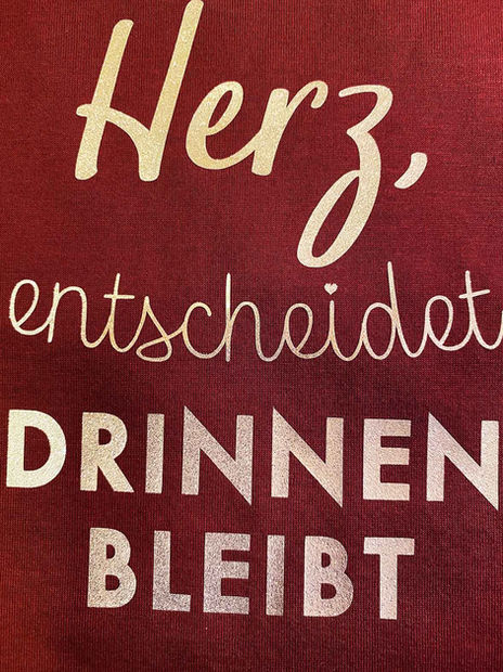 Grossansicht Transferdruck flex gold auf dunkelrotes T-Shirt