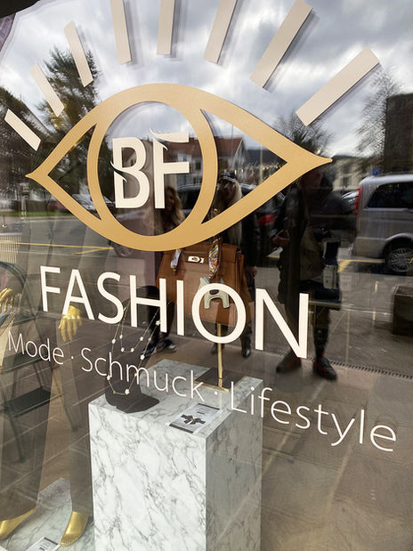 Schaufenster beschriftet mit Qualitäts-Folie gold / beige