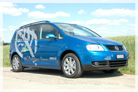 VW Touran-Folienplott schwarz-Digitalprint 4-farbig-Empa-Touran_Blau
Bild und Text Montage individuell am Fahrzeug angepasst